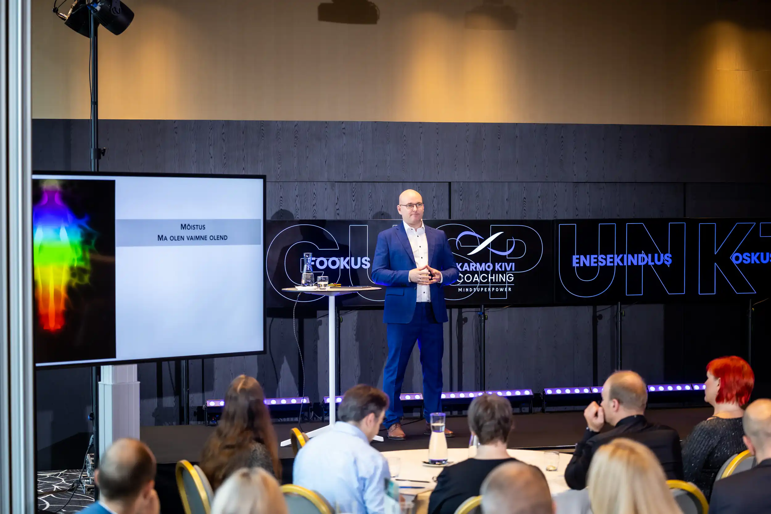 Karmo Kivi esinemas ALGUSPUNKT 2022 laval, publik kuulamas