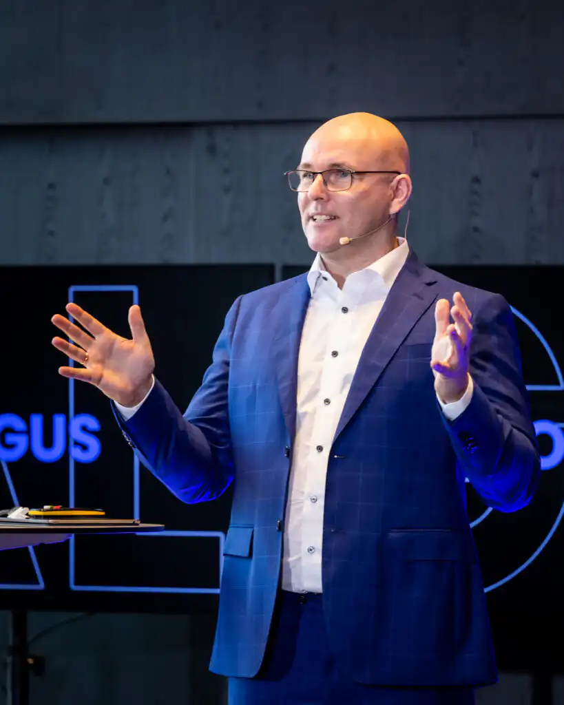 Karmo Kivi, ALGUSPUNKTI looja, laval esinemas